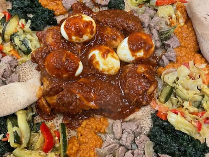 Eritreansk mat – traditionell injera med grytor och tillbehör